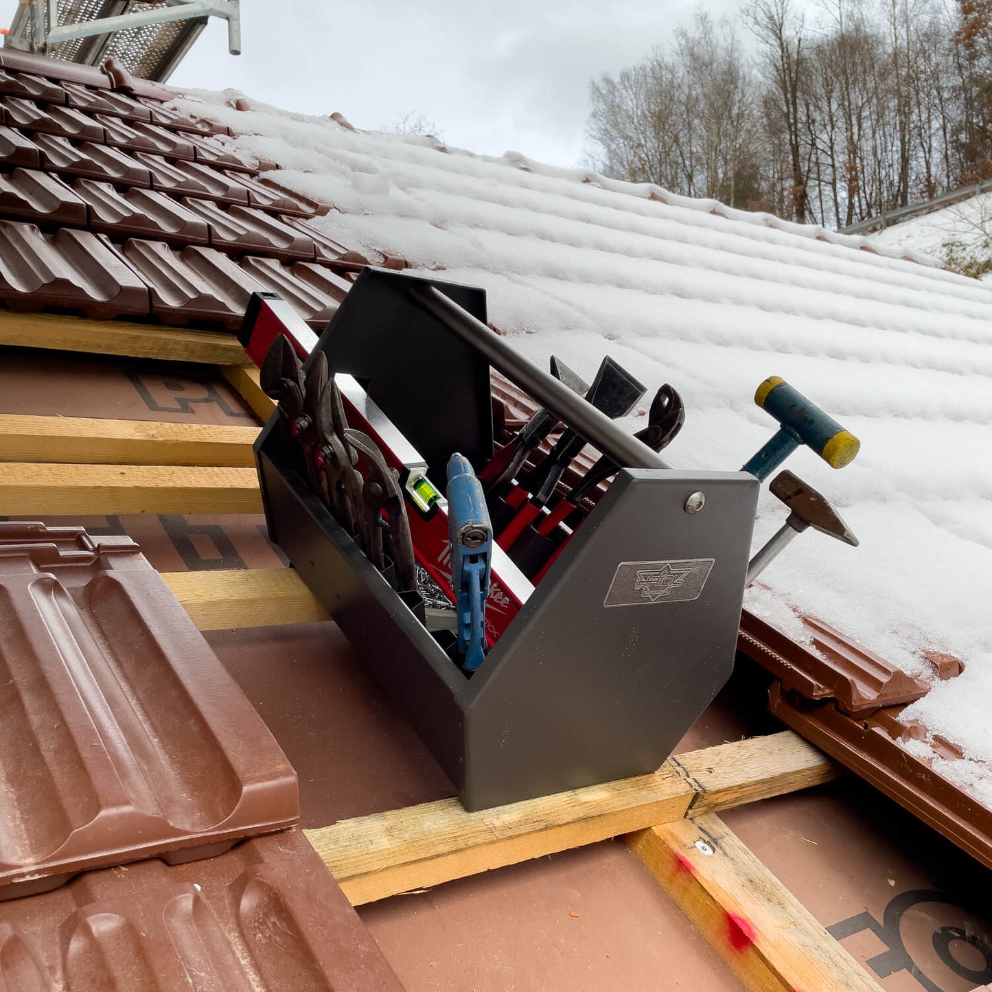 Spengler-Werkzeugkiste-Roofers-Box -Werkzeugbox-für-Klempner-anti-rutsch-Werkzeugkoffer-fürs Dach-zum-Einhängen-in den-Dachlatten-Haidl Products